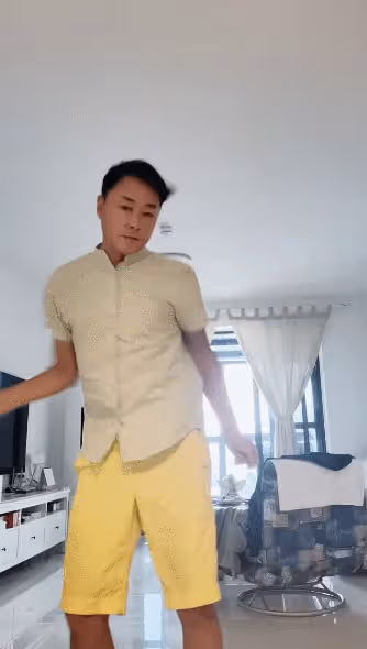 沈曉海搖頭晃腦興奮跳舞!住所曝光裝修簡單,45歲婚戀狀況成謎