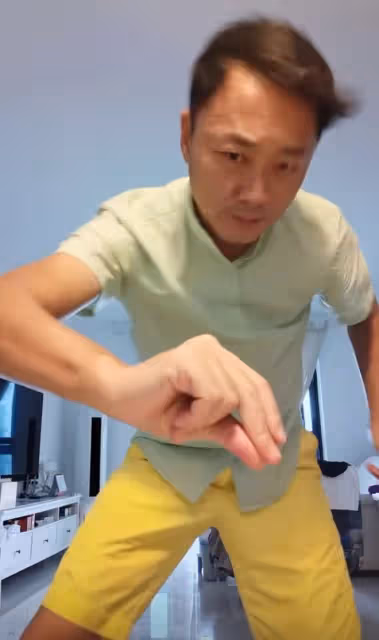 沈曉海搖頭晃腦興奮跳舞!住所曝光裝修簡單,45歲婚戀狀況成謎