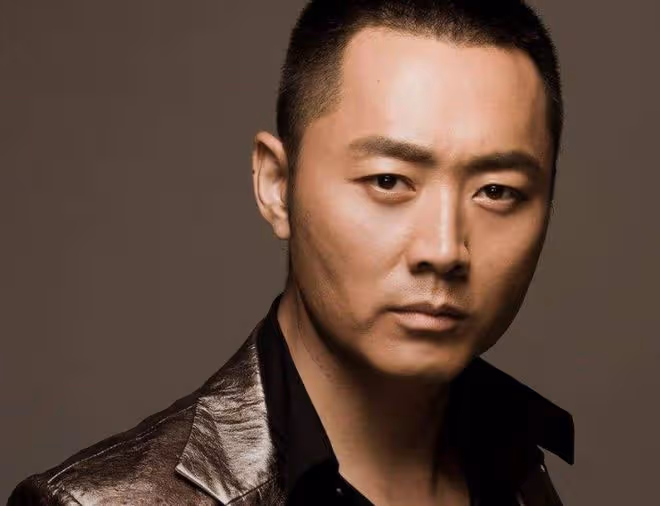 沈曉海搖頭晃腦興奮跳舞!住所曝光裝修簡單,45歲婚戀狀況成謎