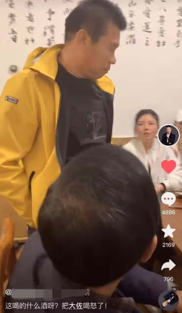 61歲男演員酒桌發飆惹爭議!當場摔杯氣憤離場,指責女性言語粗魯