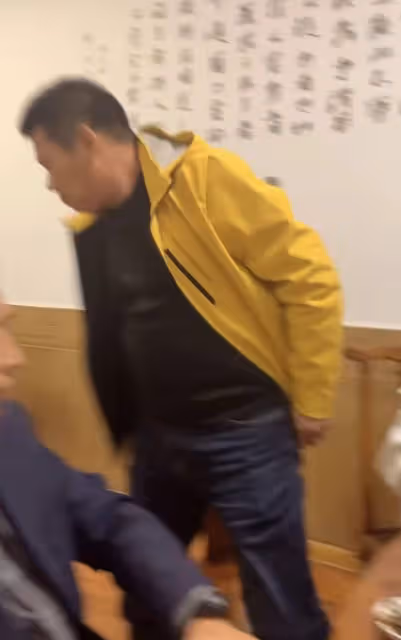 61歲男演員酒桌發飆惹爭議!當場摔杯氣憤離場,指責女性言語粗魯