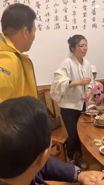 61歲男演員酒桌發飆惹爭議!當場摔杯氣憤離場,指責女性言語粗魯
