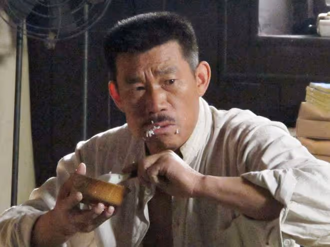 61歲男演員酒桌發飆惹爭議!當場摔杯氣憤離場,指責女性言語粗魯