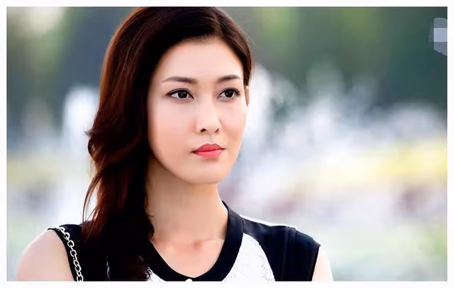 旅行艷遇!香港知名女星被外國人偷拍兼邀約會,曾與商人閃婚閃離