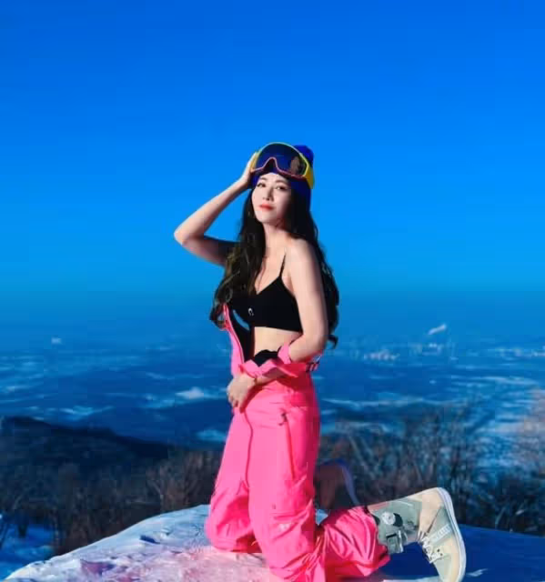 旅行艷遇!香港知名女星被外國人偷拍兼邀約會,曾與商人閃婚閃離