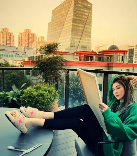 旅行艷遇!香港知名女星被外國人偷拍兼邀約會,曾與商人閃婚閃離