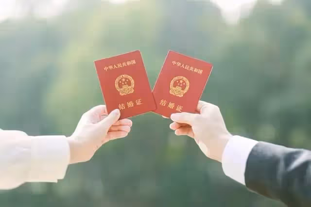 他們結婚了,花312元買了銀對戒,當時只有2000,但很幸福