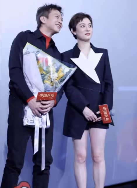 鄧超《中國桌球》首映,兒女均有參演,兄妹倆摘口罩上台顏值超高