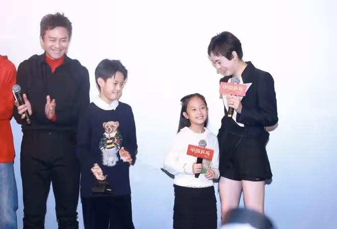 鄧超《中國桌球》首映,兒女均有參演,兄妹倆摘口罩上台顏值超高