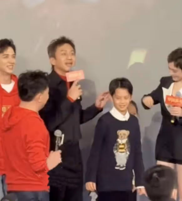 鄧超《中國桌球》首映,兒女均有參演,兄妹倆摘口罩上台顏值超高
