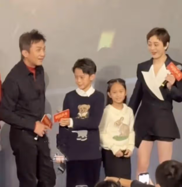 鄧超《中國桌球》首映,兒女均有參演,兄妹倆摘口罩上台顏值超高