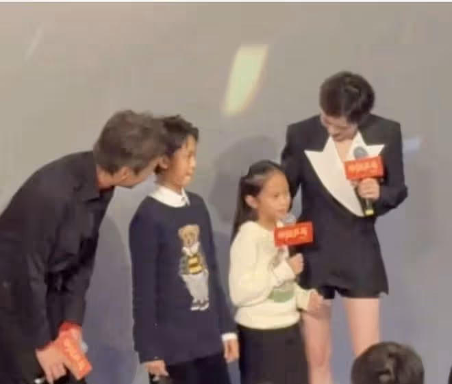 鄧超《中國桌球》首映,兒女均有參演,兄妹倆摘口罩上台顏值超高
