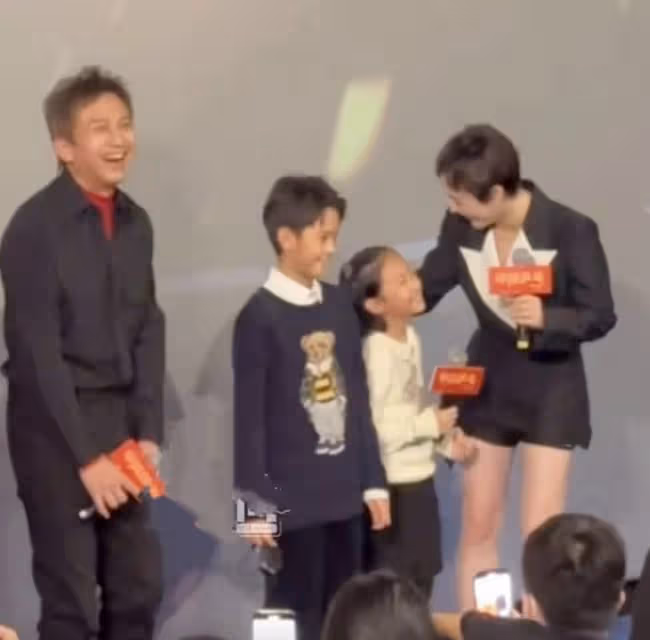 鄧超《中國桌球》首映,兒女均有參演,兄妹倆摘口罩上台顏值超高