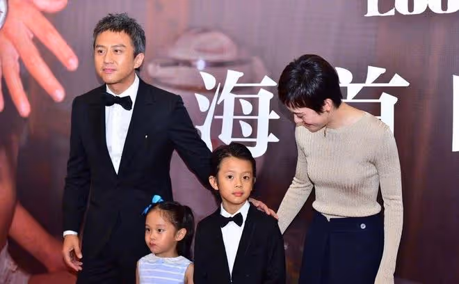 鄧超《中國桌球》首映,兒女均有參演,兄妹倆摘口罩上台顏值超高