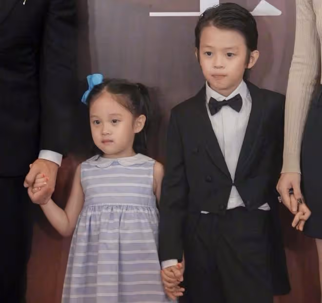 鄧超《中國桌球》首映,兒女均有參演,兄妹倆摘口罩上台顏值超高