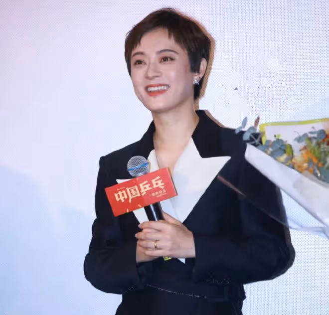 鄧超新戲首映子女到場支持,11歲兒子帥氣搶鏡,孫儷穿短褲秀美腿