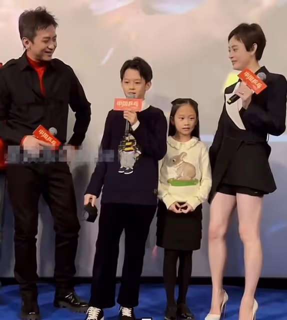 鄧超新戲首映子女到場支持,11歲兒子帥氣搶鏡,孫儷穿短褲秀美腿