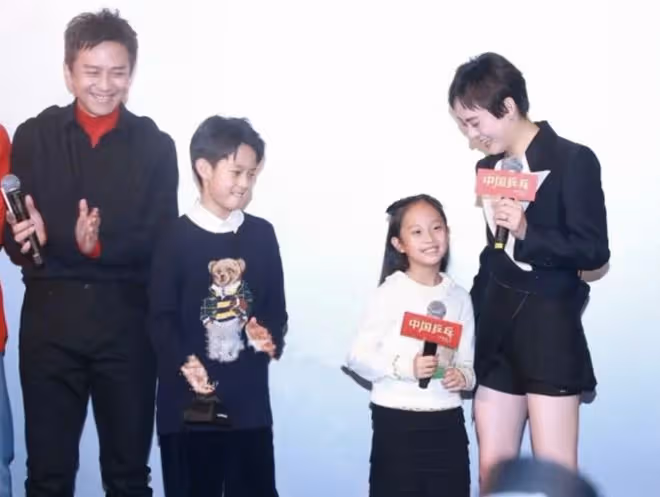 鄧超新戲首映子女到場支持,11歲兒子帥氣搶鏡,孫儷穿短褲秀美腿
