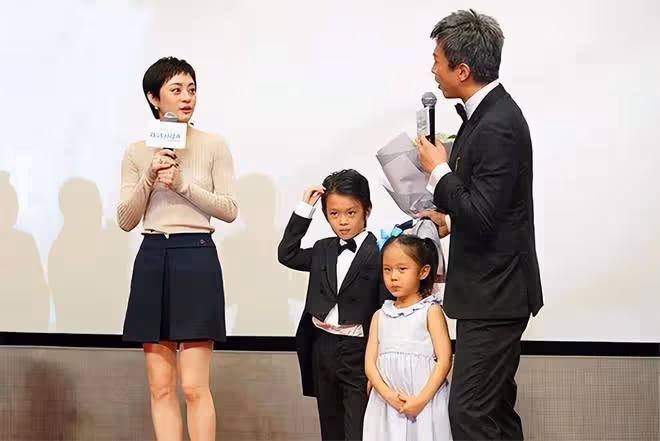 鄧超新戲首映子女到場支持,11歲兒子帥氣搶鏡,孫儷穿短褲秀美腿
