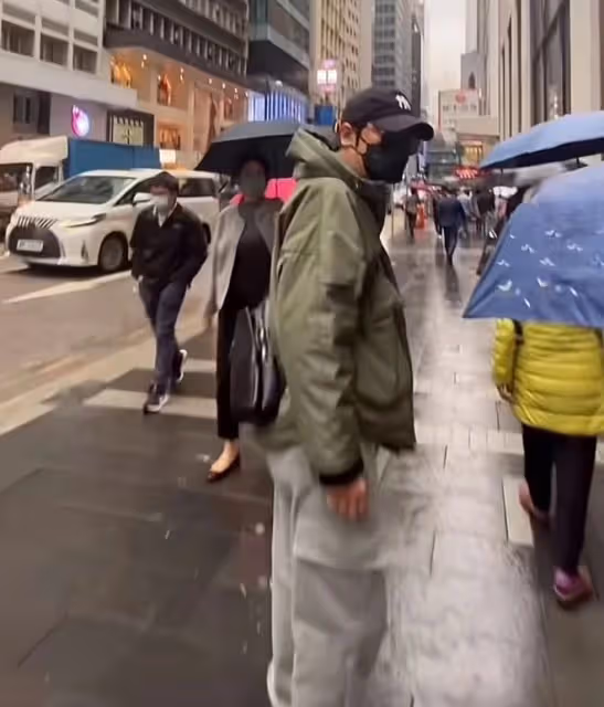 羅嘉良攜妻女回港過年!60歲站街頭打扮樸素,已定居北京住別墅