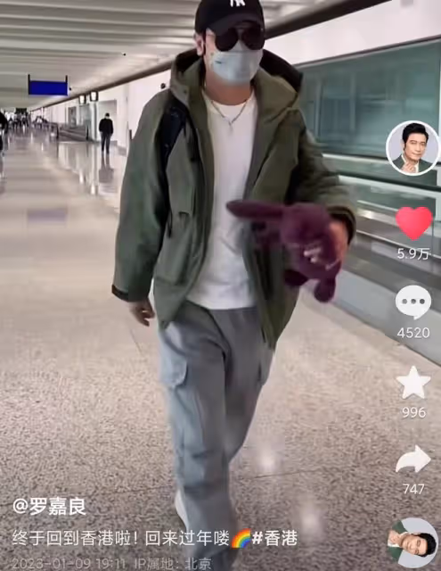 羅嘉良攜妻女回港過年!60歲站街頭打扮樸素,已定居北京住別墅