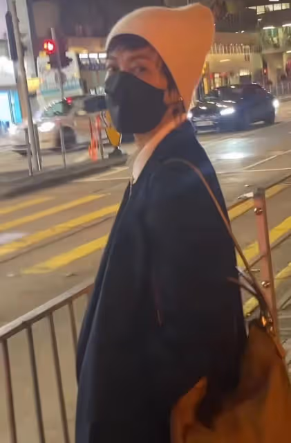 羅嘉良攜妻女回港過年!60歲站街頭打扮樸素,已定居北京住別墅