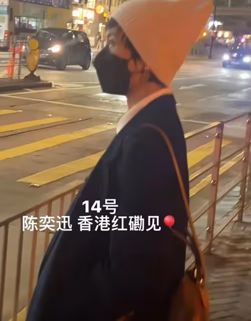羅嘉良攜妻女回港過年!60歲站街頭打扮樸素,已定居北京住別墅