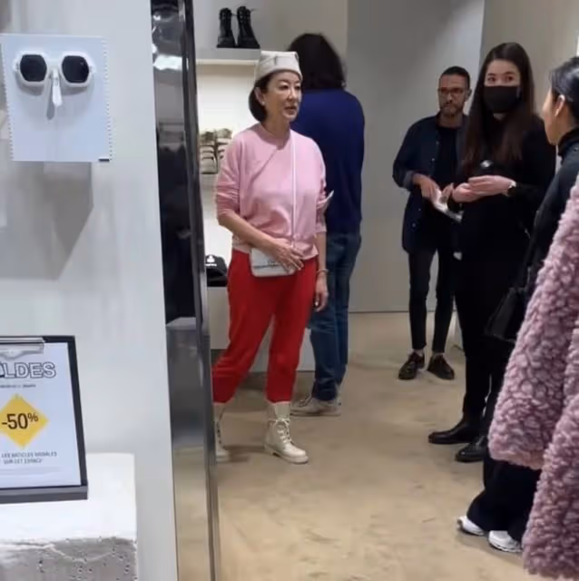 林青霞現身巴黎逛街，打扮時髦狀態年輕，拒絕粉絲合影被嘲衣品差