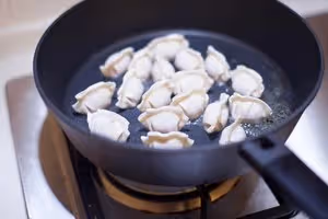 煎餃子（速凍餃）