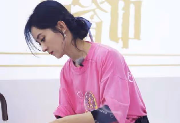 被吐槽後節目組終於服軟,播出趙麗穎幹活畫面,看清才知穎寶有多辛苦