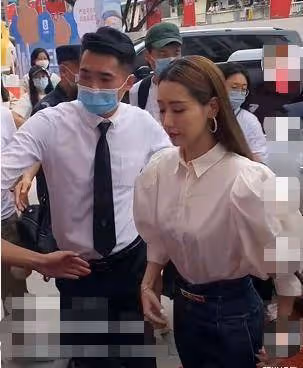 白冰現身活動被人當成「迪麗熱巴」,現場尷尬!她當場回應顯情商