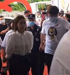 白冰現身活動被人當成「迪麗熱巴」,現場尷尬!她當場回應顯情商