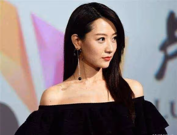 白冰現身活動被人當成「迪麗熱巴」,現場尷尬!她當場回應顯情商