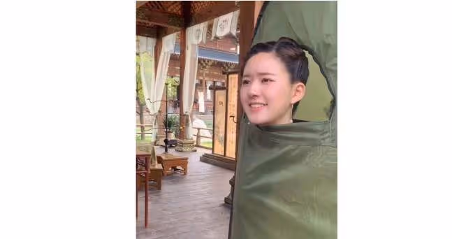 女星片場換衣,因為環境太過簡陋險些展露