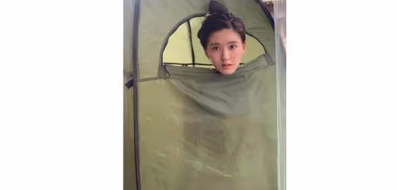 女星片場換衣,因為環境太過簡陋險些展露