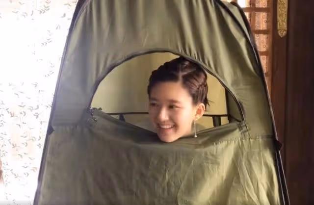 女星片場換衣,因為環境太過簡陋險些展露