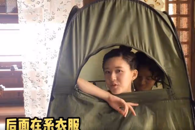 女星片場換衣,因為環境太過簡陋險些展露