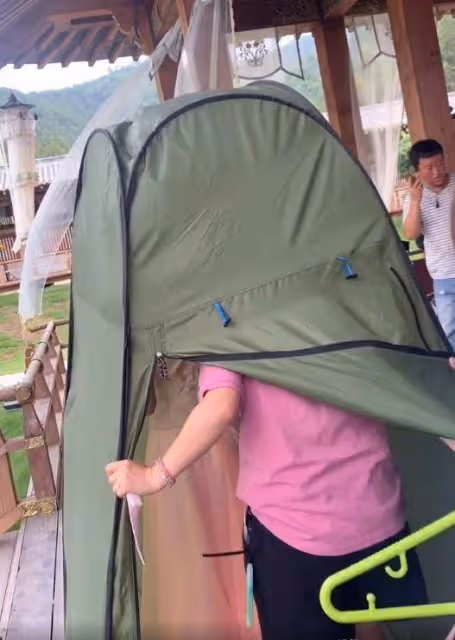 女星片場換衣,因為環境太過簡陋險些展露