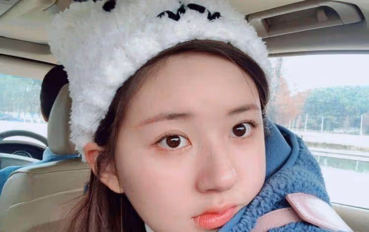 女星片場換衣,因為環境太過簡陋險些展露