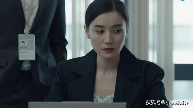 《縱有疾風起》爍冰深陷醜聞,忙著洗白的她,扯破了公關界的遮羞布