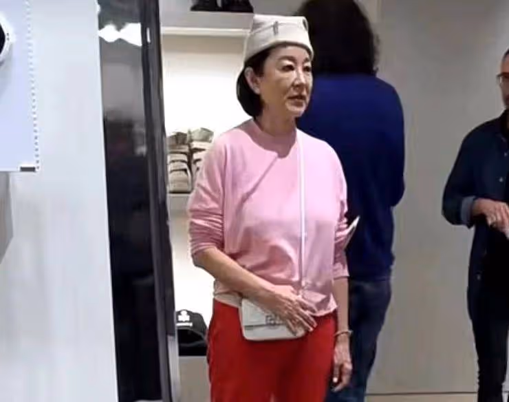 女神幻滅?68歲林青霞法國掃貨,真實素顏曝光眼皮耷拉、面部鬆弛