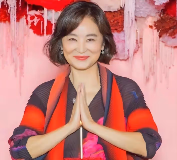 女神幻滅?68歲林青霞法國掃貨,真實素顏曝光眼皮耷拉、面部鬆弛