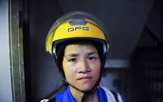父不管!單親媽帶著9歲癲癇兒子送外賣,一天奔波十幾小時,跑到電動車沒電,從不敢休息:為了孩子多累都願意