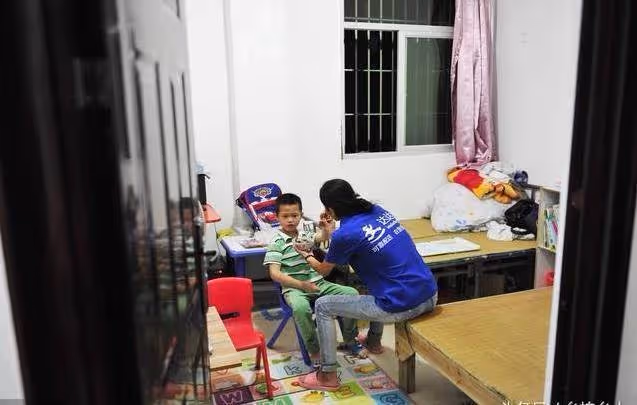 父不管!單親媽帶著9歲癲癇兒子送外賣,一天奔波十幾小時,跑到電動車沒電,從不敢休息:為了孩子多累都願意