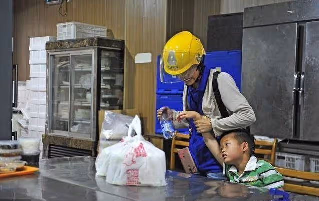 父不管!單親媽帶著9歲癲癇兒子送外賣,一天奔波十幾小時,跑到電動車沒電,從不敢休息:為了孩子多累都願意