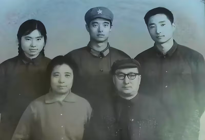 陳強遺孀李玉潔因新冠病逝,享壽91歲,兒子陳佩斯陪母親最後一程