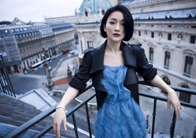 48歲周迅戶外滑冰被偶遇，穿漢服長裙舉止淑女，被贊散發仙女氣質