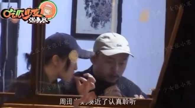 48歲周迅戶外滑冰被偶遇，穿漢服長裙舉止淑女，被贊散發仙女氣質