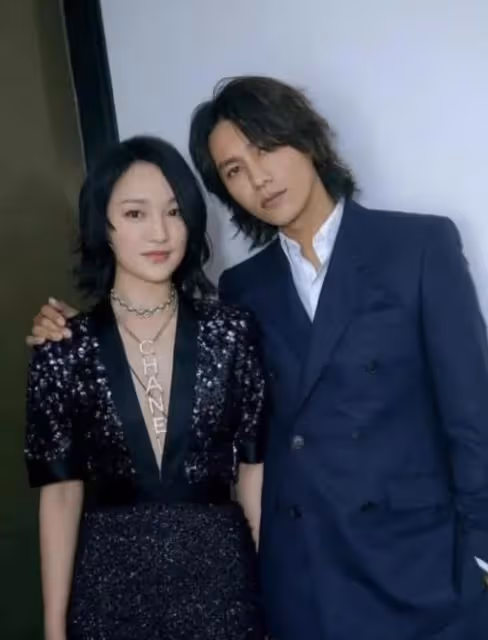48歲周迅戶外滑冰被偶遇，穿漢服長裙舉止淑女，被贊散發仙女氣質