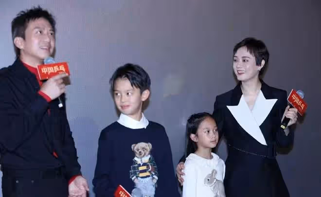 鄧超孫儷帶兒女出席看片禮，一家四口如同複製粘貼，等等帥氣被贊